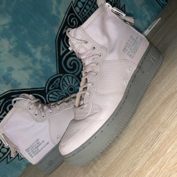 Nike Shoe Lot. All shoes are in amazing condition and are between size 8 to 9.5. - Picture 5 of 10